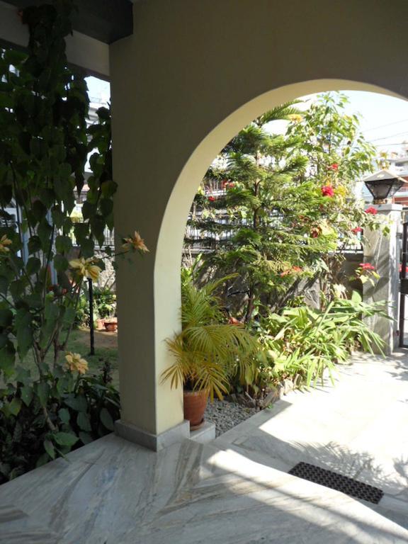 Hotel Nirvana Pokhara Exteriör bild